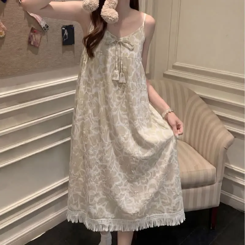 Cremefarbenes Nachtkleid mit Blumenmuster und Quasten