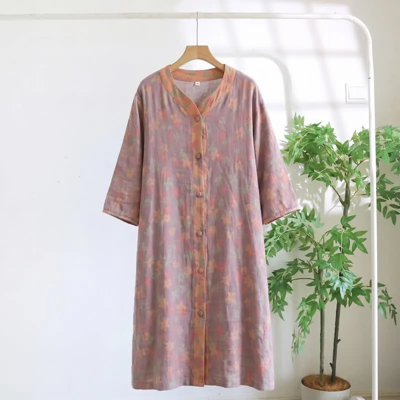 Lila geblümtes Loungekleid aus Baumwollgaze