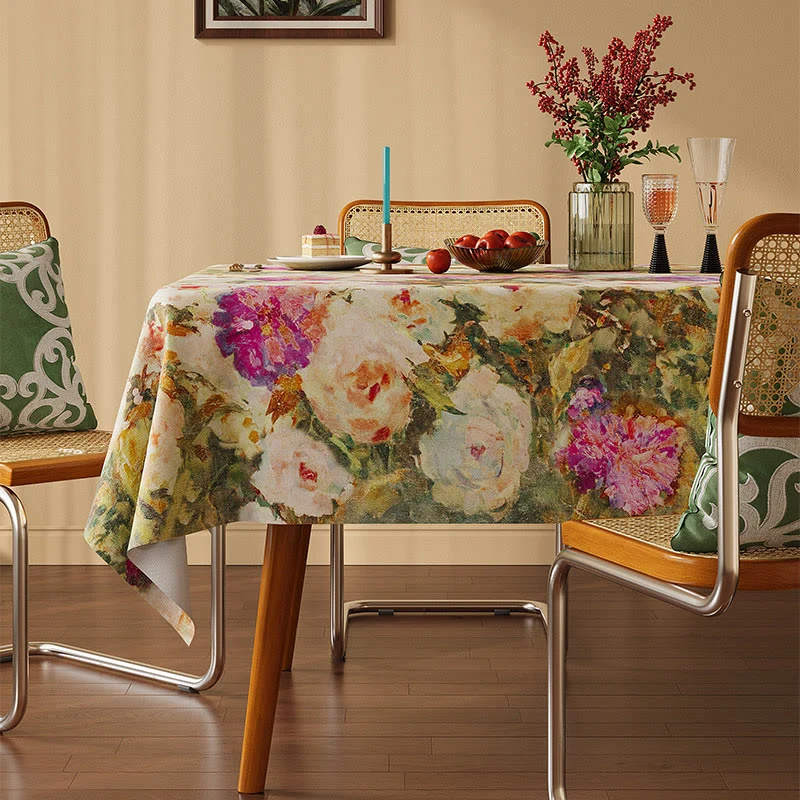 Tischdecke in zartem impressionistischem Rosenmuster