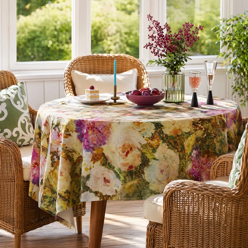 Tischdecke in zartem impressionistischem Rosenmuster