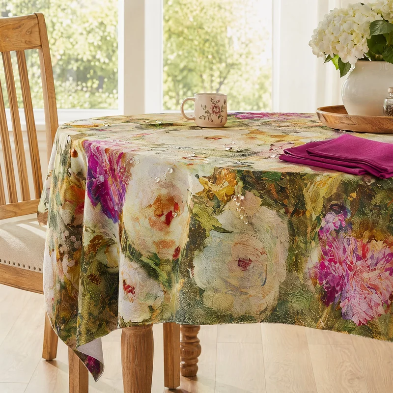 Tischdecke in zartem impressionistischem Rosenmuster