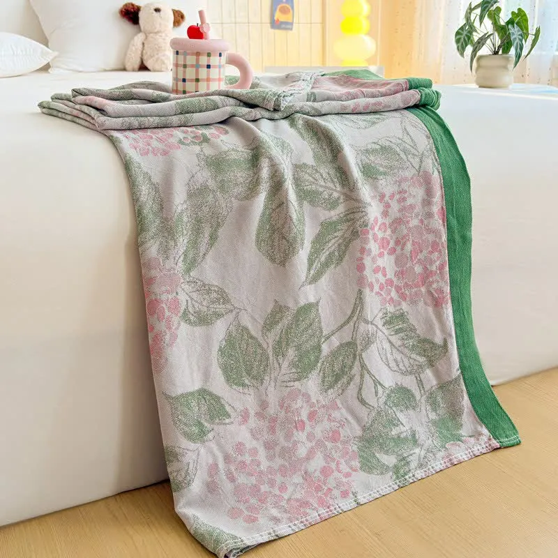 Sommerdecke aus Bambusfasern mit Blumen- und Blattmuster