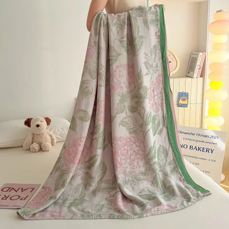 Sommerdecke aus Bambusfasern mit Blumen- und Blattmuster