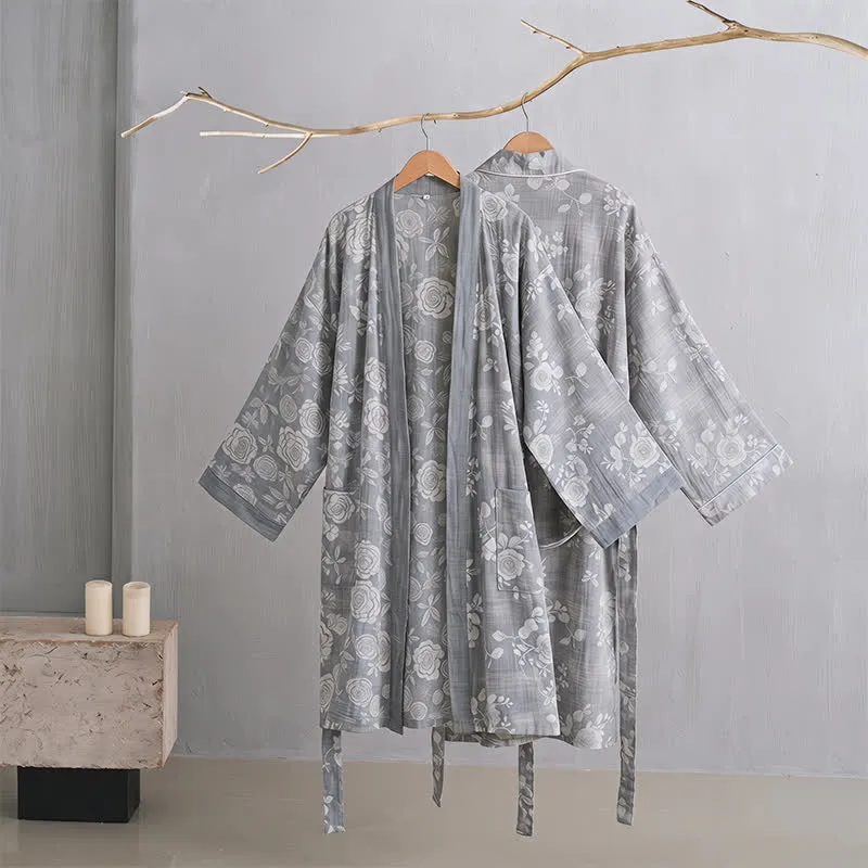 Kimono-Bademantel aus Baumwolle mit staubblauem Rosenmuster