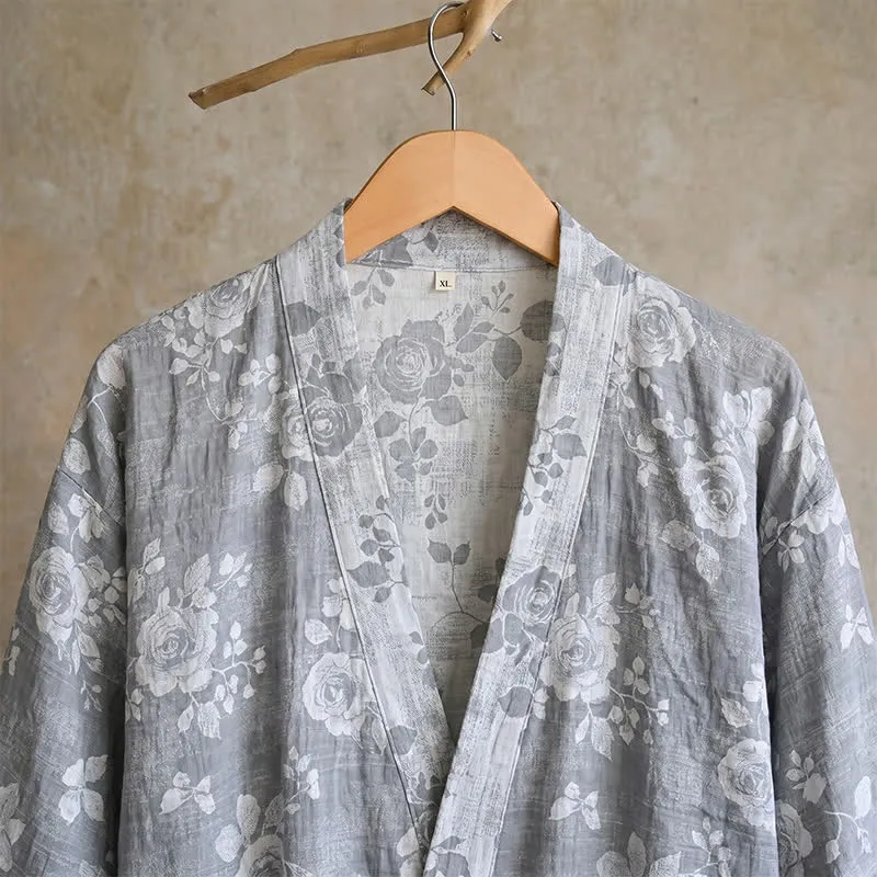 Kimono-Bademantel aus Baumwolle mit staubblauem Rosenmuster