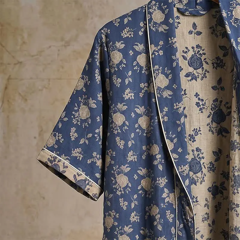 Indigoblauer Kimono-Bademantel mit Vintage-Blumenmuster