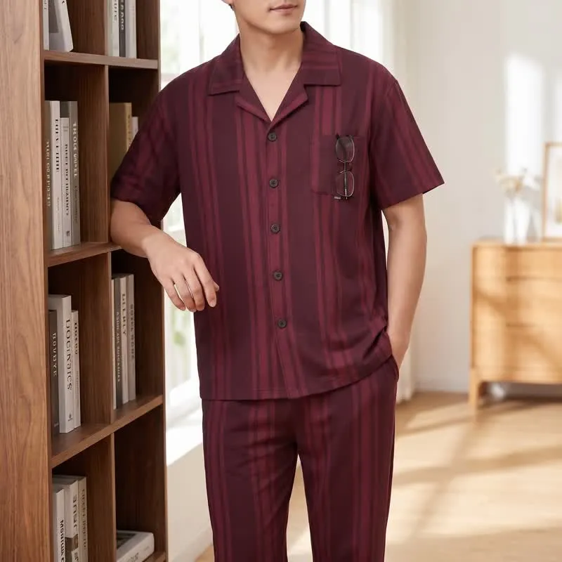 Loungewear-Set aus Baumwolle mit burgunderfarbenen vertikalen Streifen