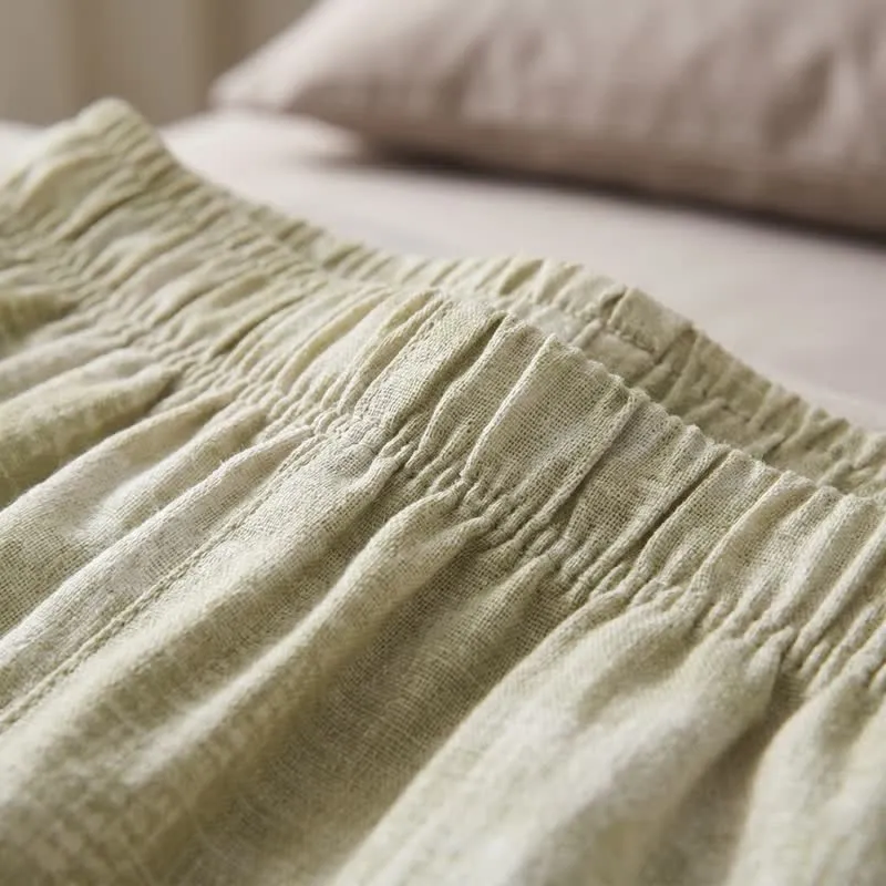 Loungewear-Set mit hellem Blumenmuster und dezentem Vichy-Karo und Knöpfen
