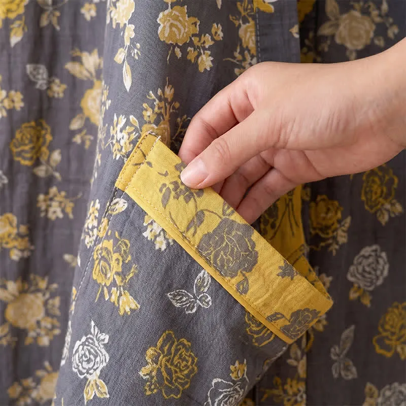 Taupe-gelber Kimono-Bademantel mit Vintage-Blumenmuster
