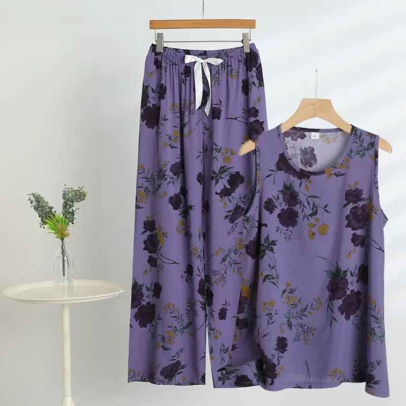 Lila geblümter Pyjama mit Tanktop und Hose