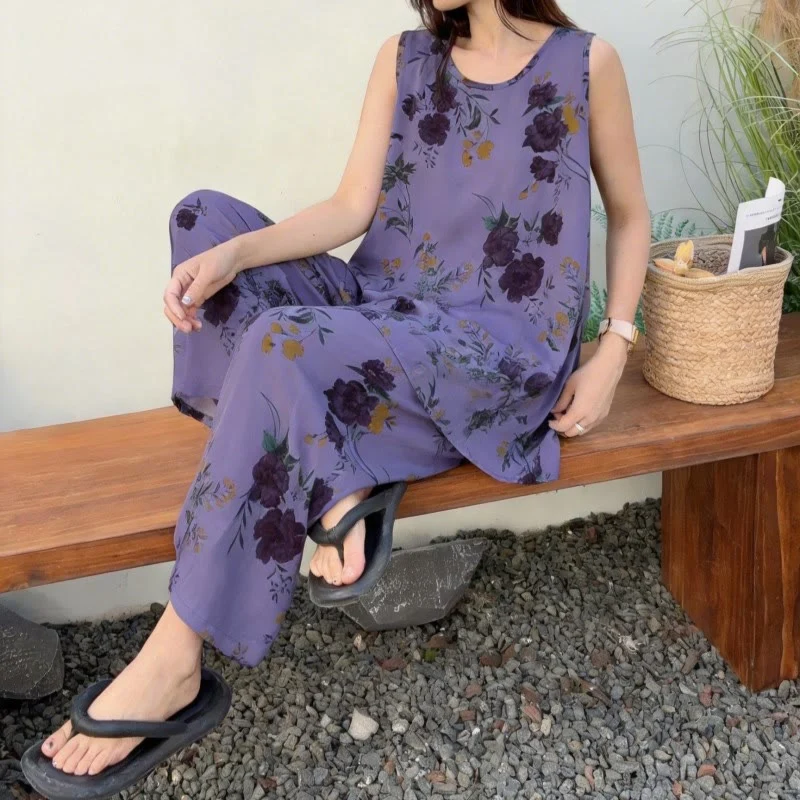 Lila geblümter Pyjama mit Tanktop und Hose