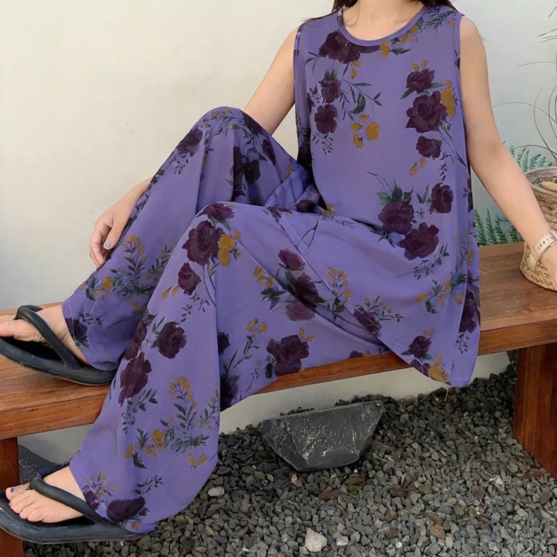 Lila geblümter Pyjama mit Tanktop und Hose