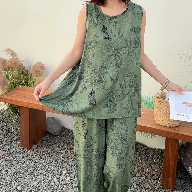 Schlafanzug mit grünem Blumenmuster und Schmetterlings-Tanktop und Hose
