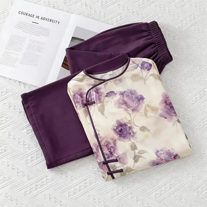 Aquarell-Pyjama-Set in Lila mit Blumenmuster im orientalischen Stil