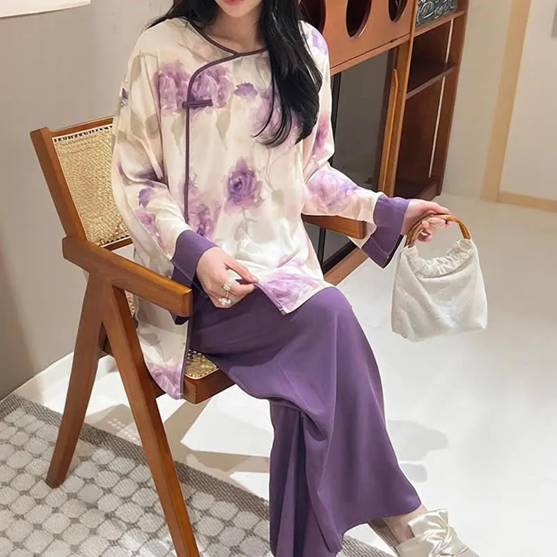 Aquarell-Pyjama-Set in Lila mit Blumenmuster im orientalischen Stil