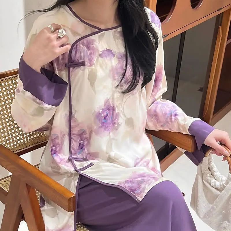 Aquarell-Pyjama-Set in Lila mit Blumenmuster im orientalischen Stil