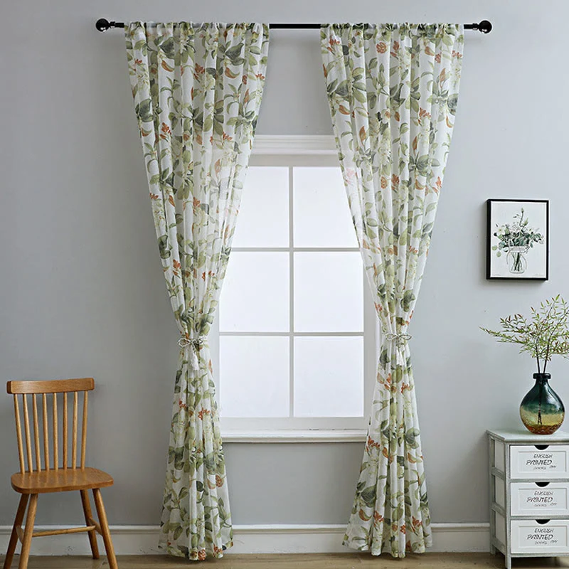 Frischer Vorhang aus Baumwoll-Leinen-Mischgewebe mit Blumenmuster und Stangentasche