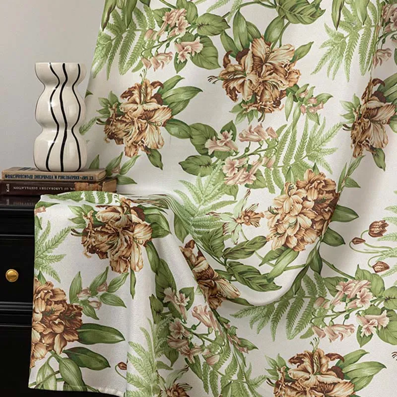 Vorhang im Landhausstil mit Blumen- und Blättermuster
