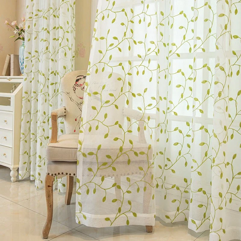 Transparenter Vorhang im Landhausstil mit grünem Blattmuster