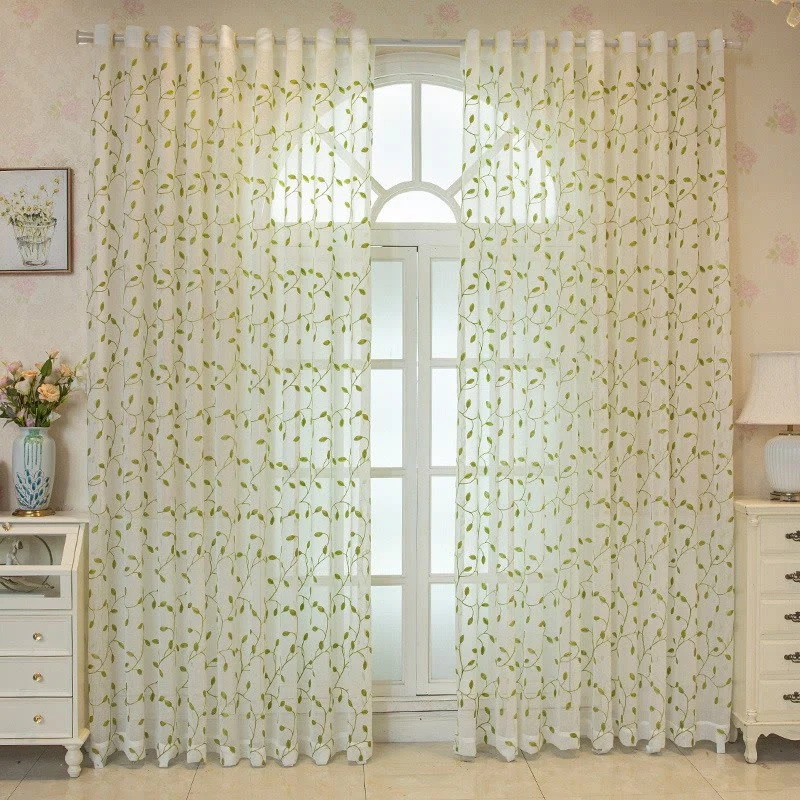 Transparenter Vorhang im Landhausstil mit grünem Blattmuster