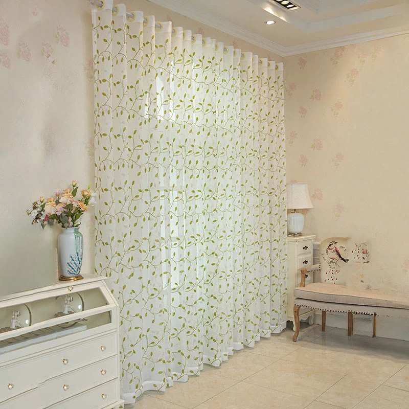 Transparenter Vorhang im Landhausstil mit grünem Blattmuster