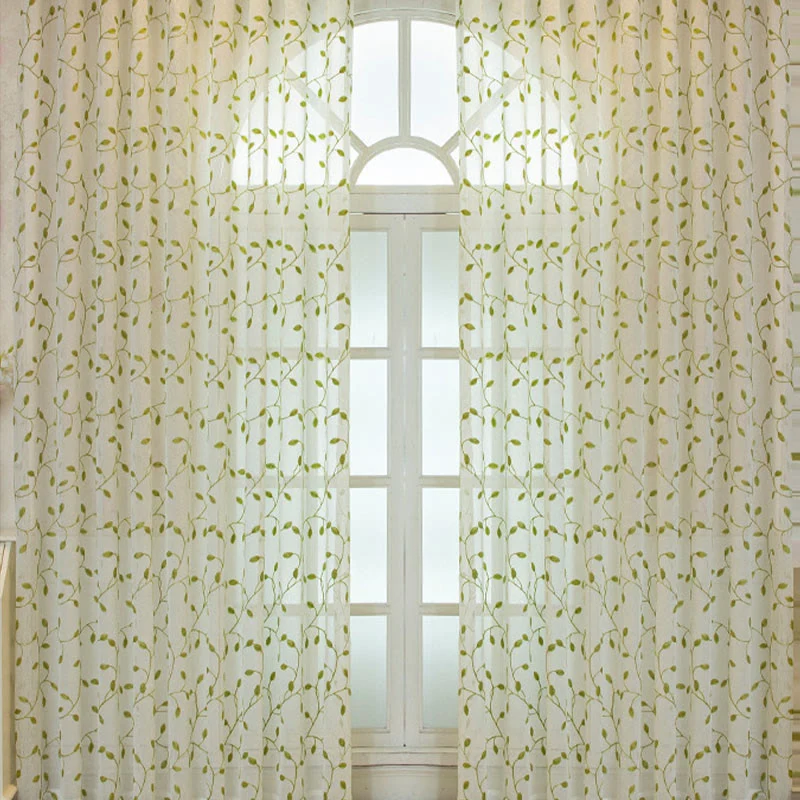 Transparenter Vorhang im Landhausstil mit grünem Blattmuster