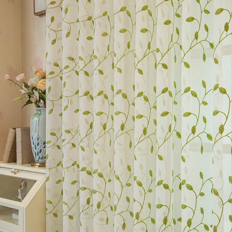Transparenter Vorhang im Landhausstil mit grünem Blattmuster