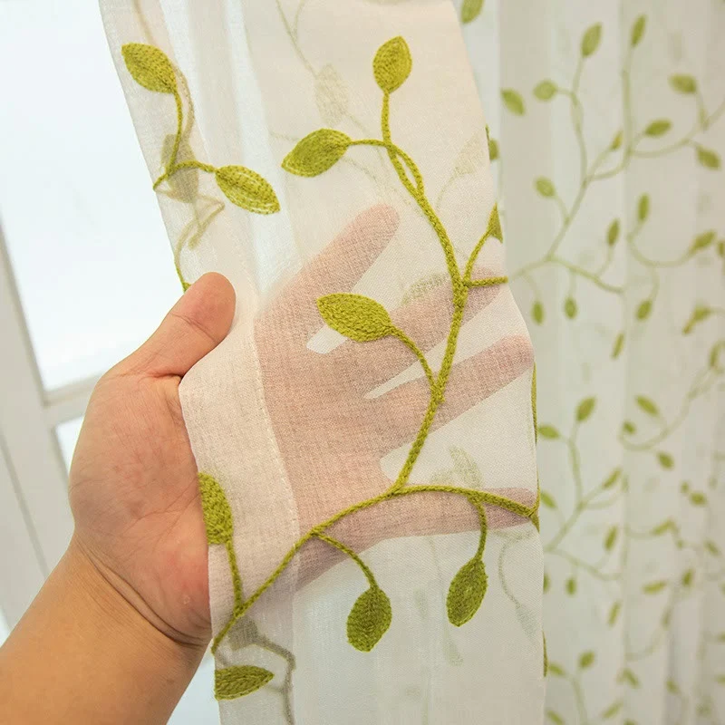 Transparenter Vorhang im Landhausstil mit grünem Blattmuster