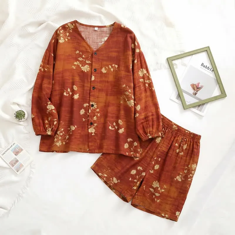 Damenpyjama mit botanischem Blumenmuster und Knopfleiste