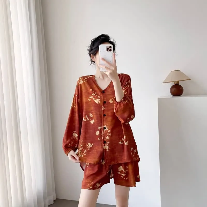 Damenpyjama mit botanischem Blumenmuster und Knopfleiste