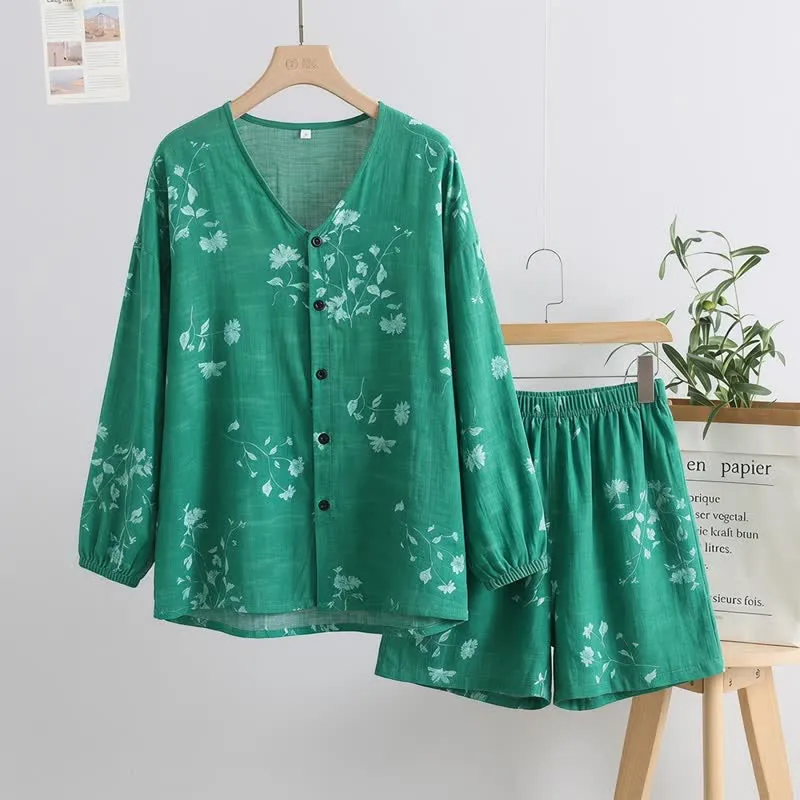 Damenpyjama mit botanischem Blumenmuster und Knopfleiste