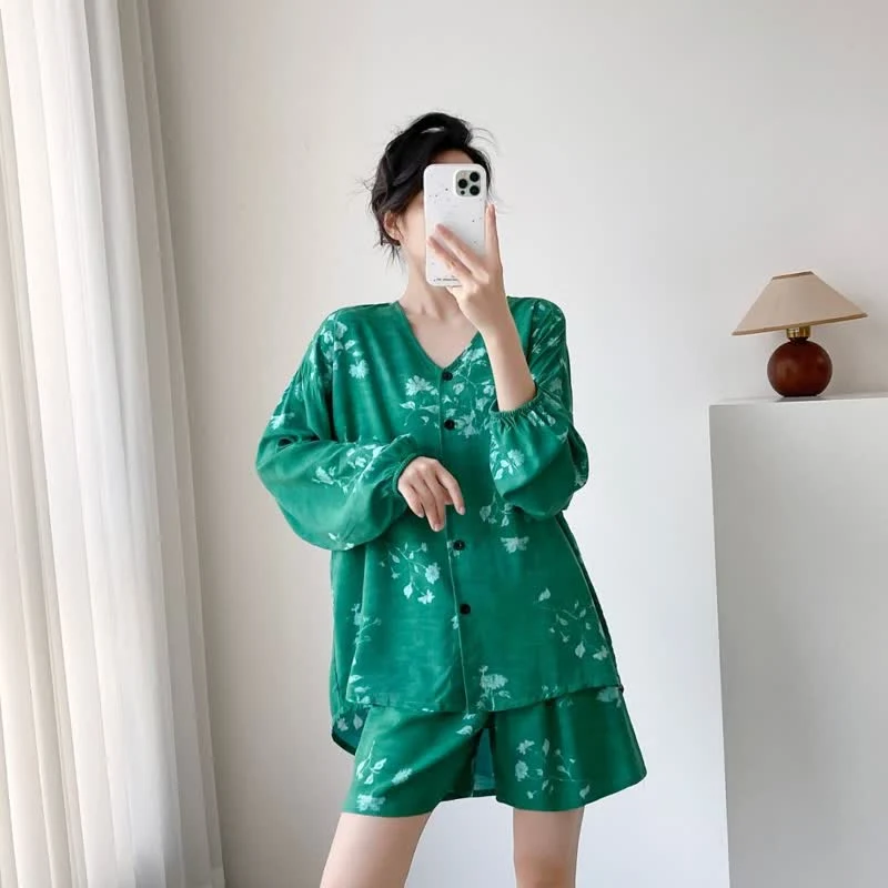 Damenpyjama mit botanischem Blumenmuster und Knopfleiste