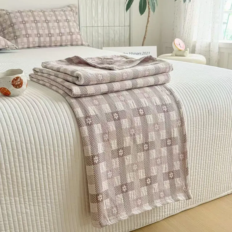 Baumwoll-Steppdecke mit Blumen- und Karomuster (Jacquard)