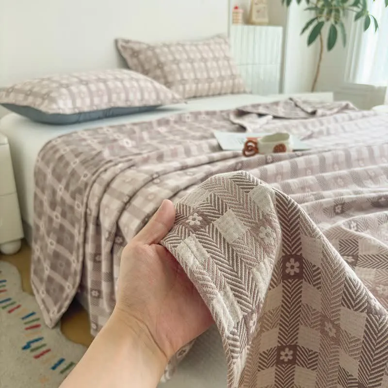Baumwoll-Steppdecke mit Blumen- und Karomuster (Jacquard)
