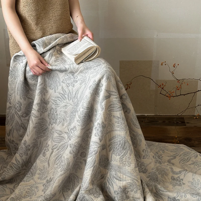 Elegante rustikale graue Musselin-Tagesdecke mit Blumenmuster