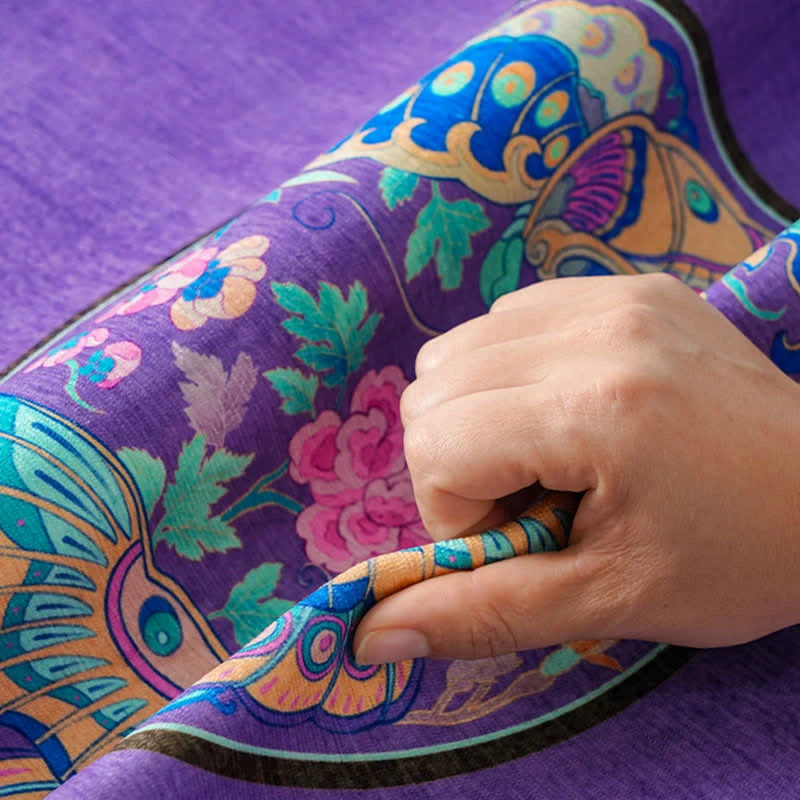 Sofaschutzhülle im orientalischen Stil mit Blumen- und Schmetterlingsmotiven