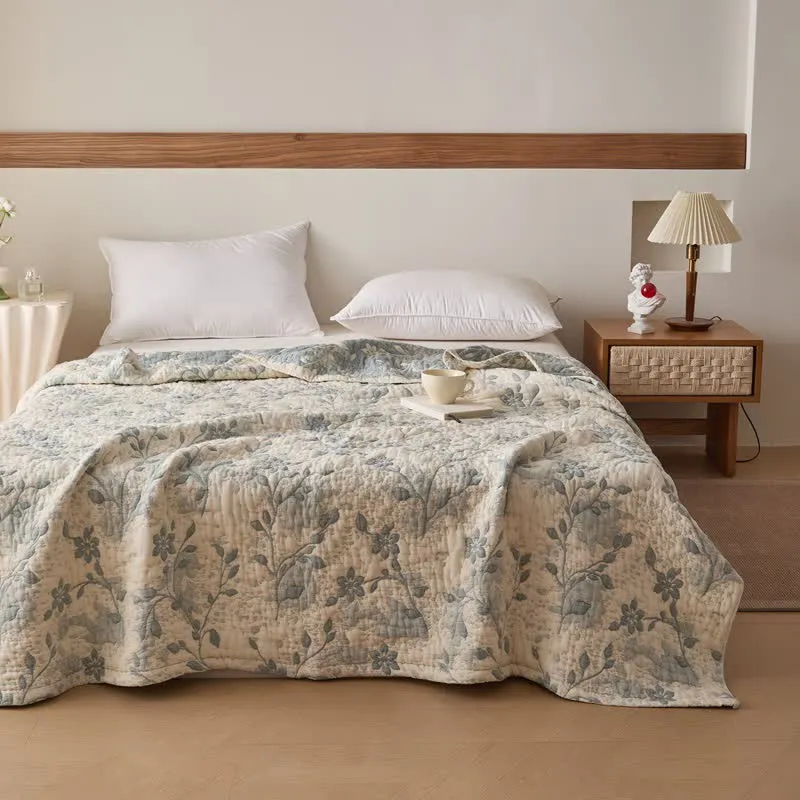 Patchworkdecke aus Baumwollgaze mit floralem Rankenmuster