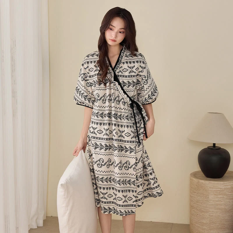 Nachthemd im Boho-Ethno-Stil mit Rüschen und seitlicher Bindeschleife