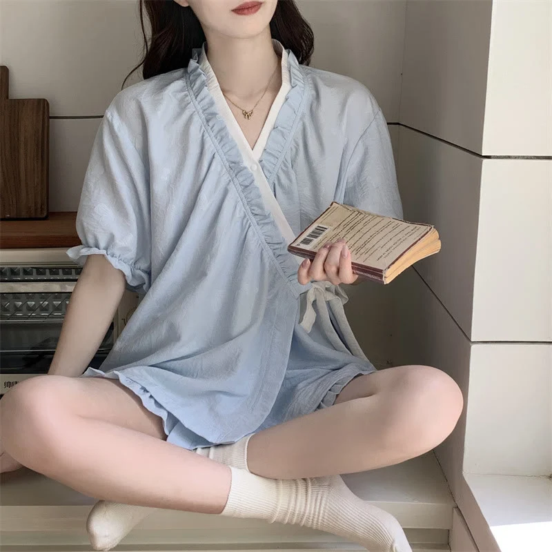 Hellblauer Pyjama mit Rüschenärmeln