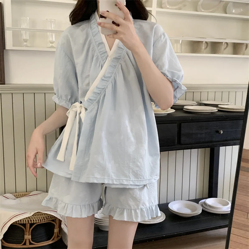 Hellblauer Pyjama mit Rüschenärmeln