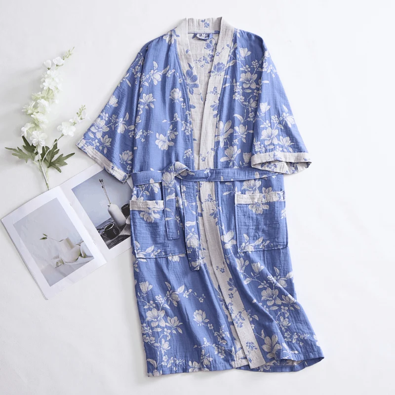 Eleganter Kimono-Bademantel aus doppellagigem Baumwollgewebe mit Blumenmuster