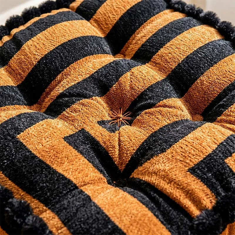 Quadratisches Dekokissen aus gestreiftem Chenille