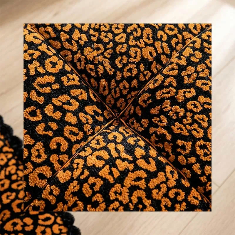 Quadratisches Dekokissen mit Leopardenmuster
