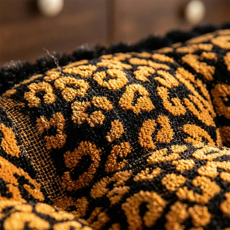 Quadratisches Dekokissen mit Leopardenmuster