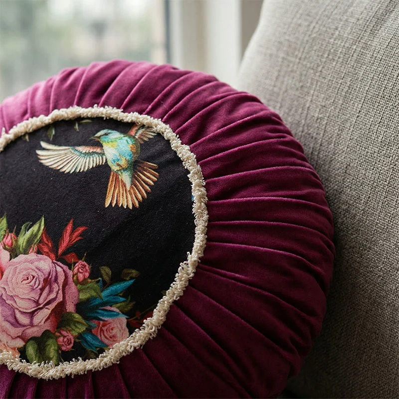Rundes Dekokissen mit Vintage-Blumenmuster