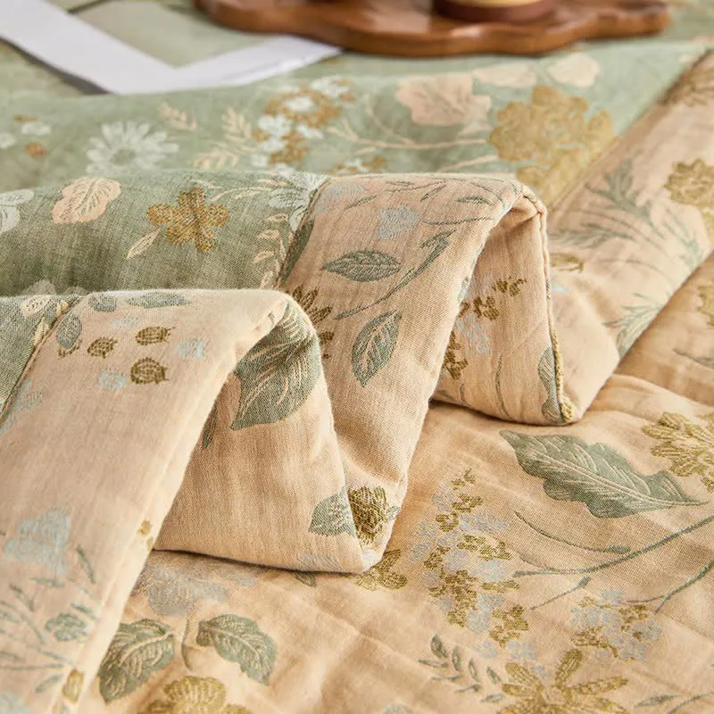 Baumwollgaze-Jacquard-Steppdecke mit Blumenmuster und Blättern