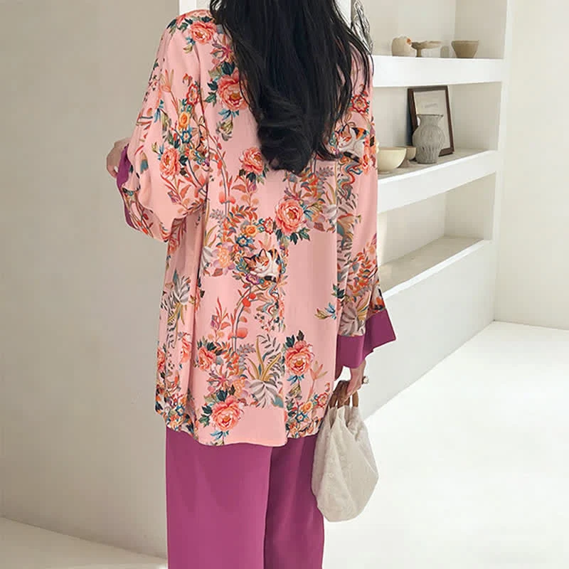 Loungewear-Set mit Blumen- und Katzenmotiven im orientalischen Stil