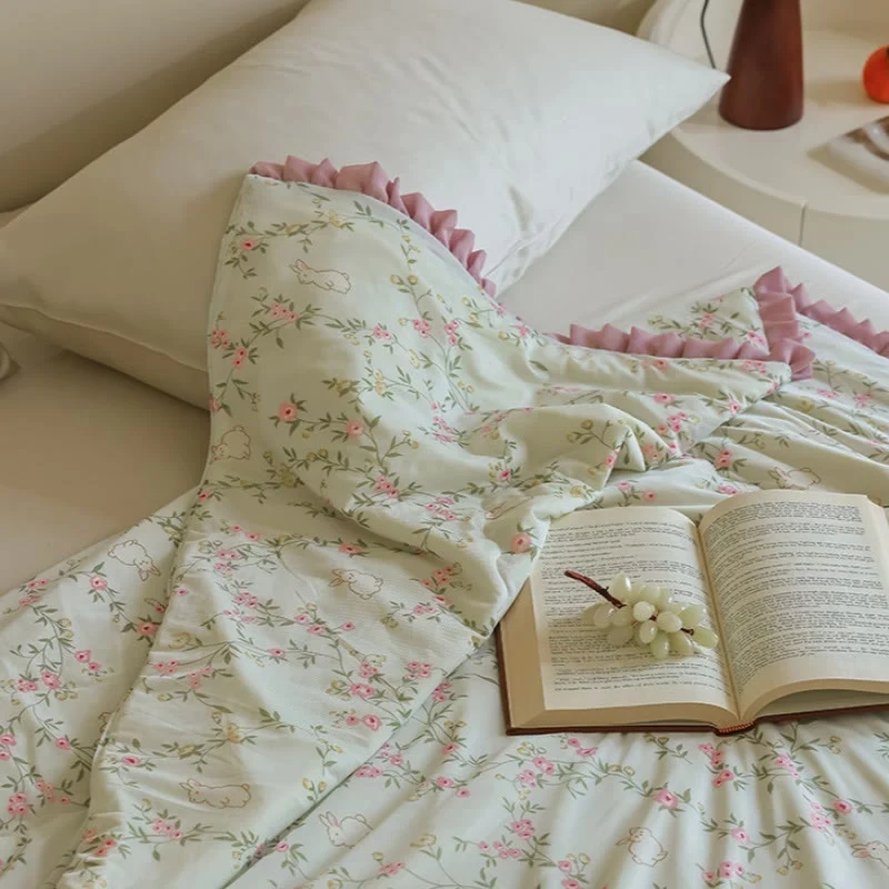 Sommer-Steppdecke mit Blumen- und Hasenmotiv und Rüschenbesatz