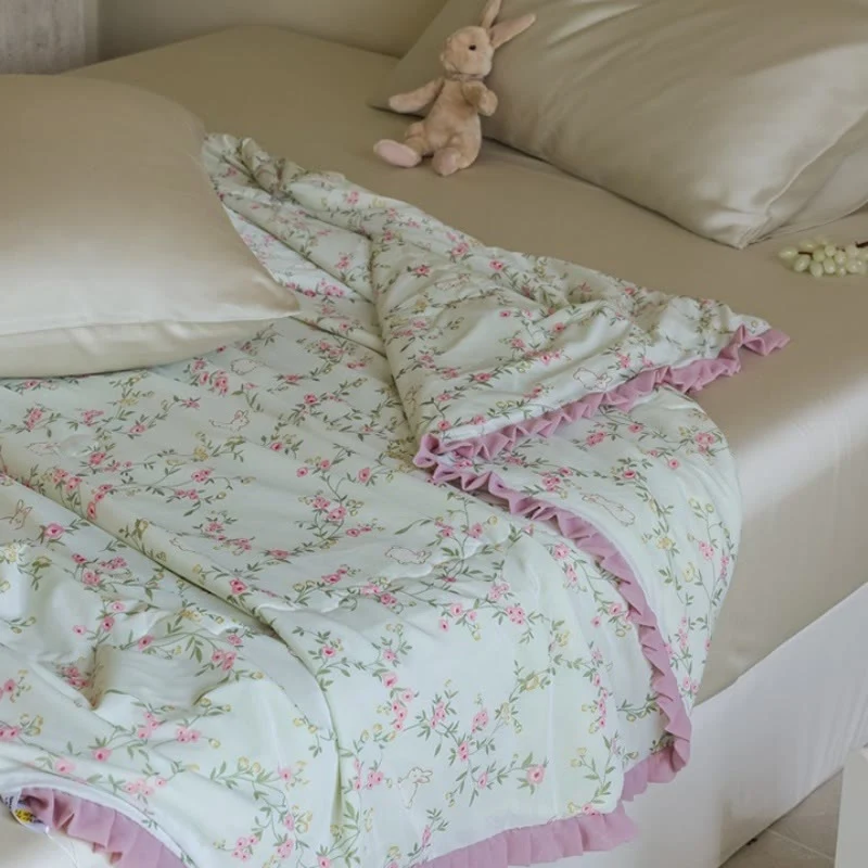 Sommer-Steppdecke mit Blumen- und Hasenmotiv und Rüschenbesatz
