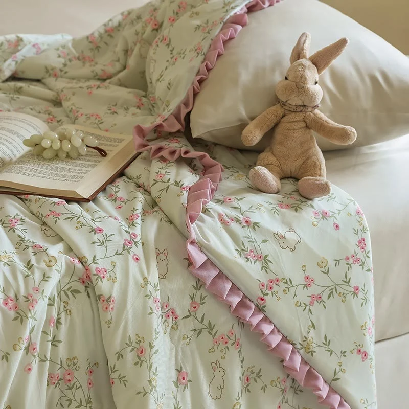 Sommer-Steppdecke mit Blumen- und Hasenmotiv und Rüschenbesatz